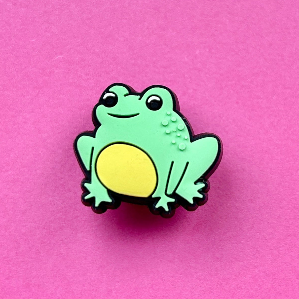 Cute small green and yellow frog croc like shoe charm. Great for filling gaps.